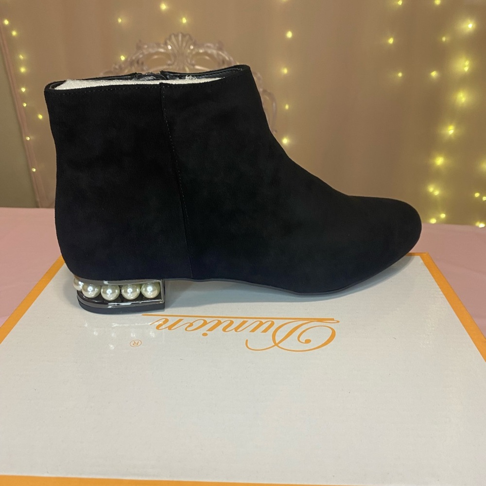 Elegant Black Ankle Boots with Pearl Heel